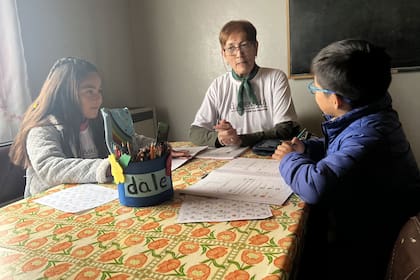 “Acá me enseñan distinto. Hacemos una cantidad de cosas”, dice Dylan Huenchuleo (derecha) sobre la Propuesta Dale! Cuando sea grande, quiere ser médico.