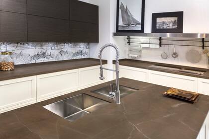 Acá, Neolith "Pulpis". Comercializado en la Argentina por De Stefano, Neolith viene en más de 40 modelos: una de las últimas novedades es el "Mar del Plata", inspirado en las olas, con sinuosas bandas de cuarzo blanco sobre fondo gris.