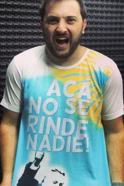 "Acá no se rinde nadie", dice la remera de Diego Brancatelli, junto a una imagen de Néstor Kirchner, a quien se le atribuye esa frase