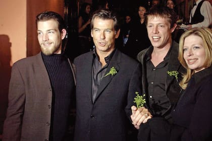 Acá, posando con sus hijos Sean, Christopher y Charlotte en la avant-première del film Evelyn en Londres, en marzo de 2003
