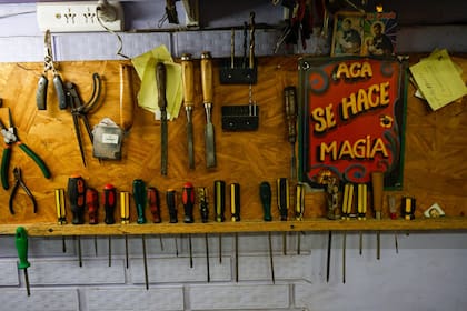 "Acá se hace magia", el simpático cartel que cuelga en el taller de Guttlein