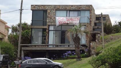 "Acá también robaron": el cartel que colgó una familia argentina en Punta del Este