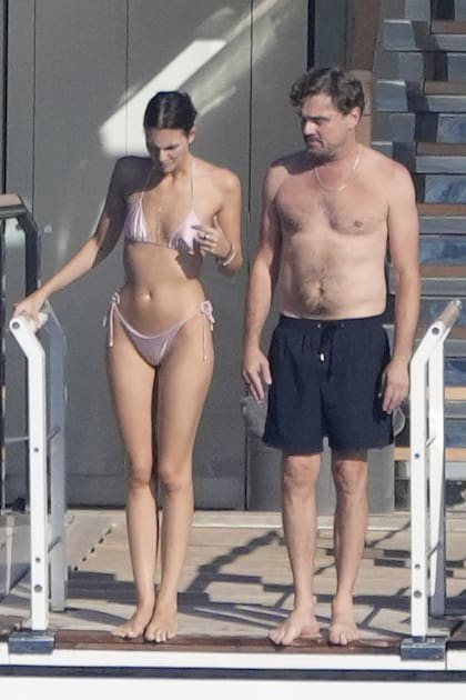 Acá, un plano más abierto de Leo con su novia. Tras haber viajado a Wimbledon para ver la semifinal entre Carlos Alcaraz y Taylor Fritz, Leo organizó esta nueva escapada de lujo a Saint Tropez, uno de sus destinos favoritos.