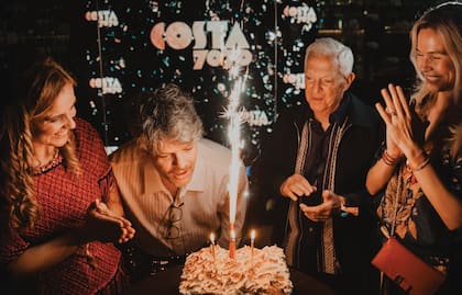 Acá, un plano más amplio de la imagen de la apertura: a la izquierda, la artista Delfina Braun, la mujer de Edo; a la derecha, su padre, Eduardo Costantini, y su mujer, Elina