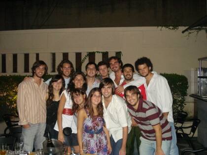 Acá ya estábamos de novios y en viaje a Rosario con amigos. Él es el de la remera rayada, yo la de la musculosa negra