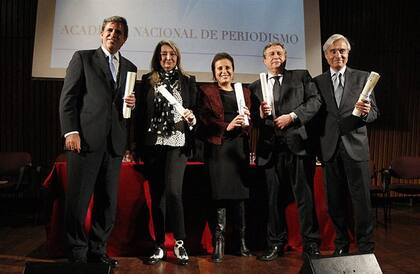 Académicos de número. Carlos M. Reymundo Roberts, Alicia de Arteaga, Silvia Naishtat, Miguel Wiñazki y Eduardo Fidanza se incorporaron ayer en la Academia Nacional de Periodismo junto con Julián Gallo, que no pudo participar de la ceremonia por un inconveniente personal de último momento