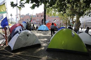 Ravioles con pollo, baños químicos y bronca contra el Presidente en el acampe para pedir el indulto a Milagro Sala