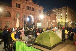 Los piqueteros le entregaron un petitorio al Presidente y levantaron el acampe