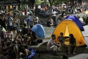 Los piqueteros cortan la 9 de Julio y acampan frente a Desarrollo Social
