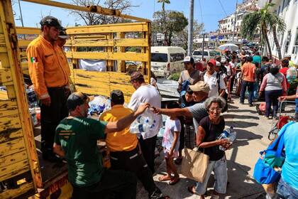 Acapulqueños reciben ayuda en forma de donaciones y despensas ante el desabastecimiento en las tiendas locales