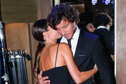 Acaramelados y susurrándose al oído, Carolina y Juan volvieron a demostrar por qué son una de las parejas más románticas del momento.