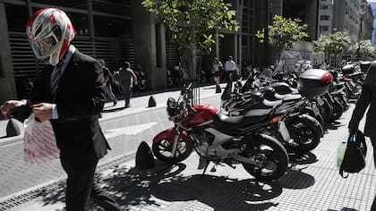 Acarrearán motos mal estacionadas en el microcentro para despejar las veredas, por día ingresan en la zona 4000 rodados de este tipo; el 75% permanece en infracción sobre la calzada y complica el paso; la Ciudad comenzará a levantarlas y llevarlas a depósitos