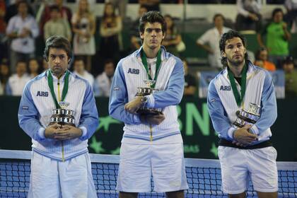 Acasuso, junto con Calleri y Del Potro, en la premiación de la final de la Copa Davis 2008, perdida por la Argentina ante España, en Mar del Plata