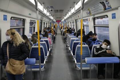 Accesos a CABA en el tren Sarmiento en hora pico, los pasajeros se movilizan respetando la distancia social.