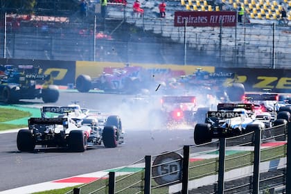 Este incidente entre Pierre Gasly, Kimi Räikkönen y Max Verstappen en la curva ocasionó la entrada del auto de seguridad y la caótica reanudación posterior con los autos lanzados, fuente de controversia entre los protagonistas.