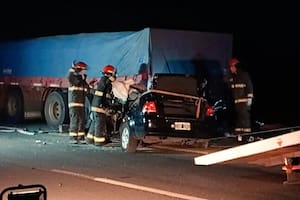 Una familia que viajaba a Corrientes chocó de lleno contra un camión estacionado en la banquina: murieron los 5 miembros