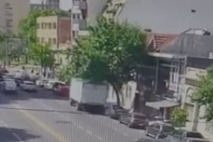 El chofer de un camión perdió el control, chocó a cuatro autos estacionados y atropelló a una mujer