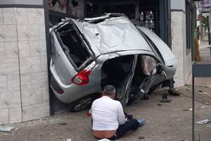 Un auto quedó incrustado en el frente de una ferretería en Berazategui