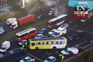 La autopista quedó liberada luego de un choque múltiple por el que cuatro personas quedaron atrapadas en un auto