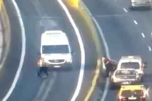 El video del momento en que un hombre y una mujer fueron atropellados en plena autopista