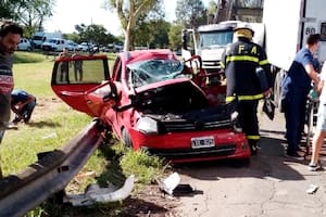 Un camión se cruzó de carril en la Autopista Ezeiza-Cañuelas y aplastó un auto con tres pasajeros dentro