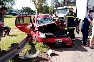 Un camión se cruzó de carril en la Autopista Ezeiza-Cañuelas y aplastó un auto con tres pasajeros dentro
