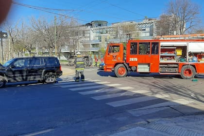 Accidente en Colegiales entre un a camioneta y una combi escolar