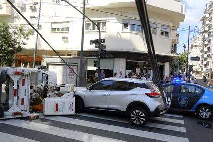 Accidente en el que una grúa enganchó un cable y volcó sobre un auto, en la Av. Callao, altura Tucuman