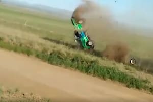 Se salvaron de milagro después de dar un vuelco y nueve vueltas por el aire en un rally