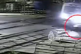 Quiso cruzar la barrera baja del tren Sarmiento y su auto fue arrollado por una formación