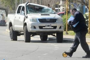 Fuerte choque entre dos camionetas en una rotonda: por el impacto murió un jubilado