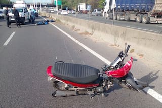 Autopista Riccheri: dos personas que iban en moto murieron tras chocar con un auto