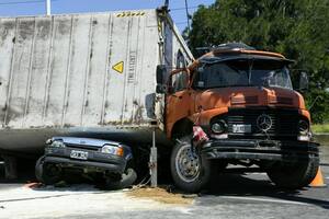 Milagro en Rosario: iban en auto, las aplastó un camión y se salvaron