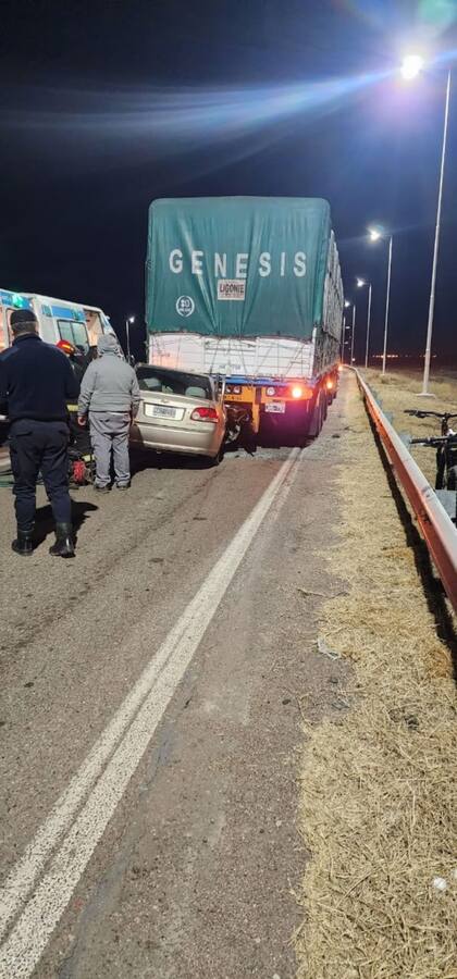 Accidente en Mendoza: un hombre falleció luego de que el auto en el que viajaba se incrustara debajo de un camión estacionado
