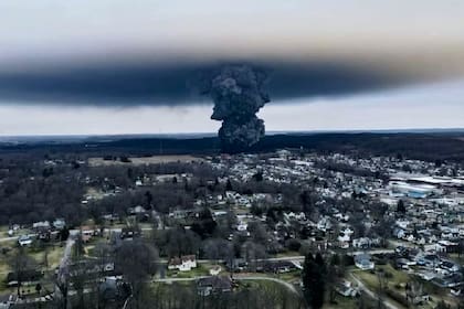 Accidente en Ohio: el miedo en una ciudad de Estados Unidos crece tras el descarrilamiento de un tren con sustancias químicas tóxicas