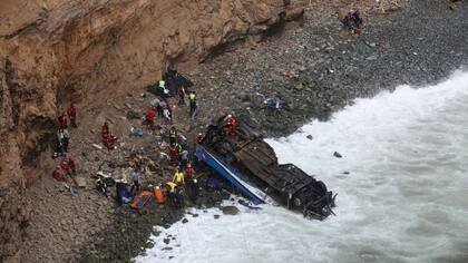 Accidente en Perú: aumentan a 48 los muertos y los socorristas intentan rescatar los cuerpos