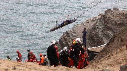 Accidente en Perú: aumentan a 48 los muertos y los socorristas intentan rescatar los cuerpos