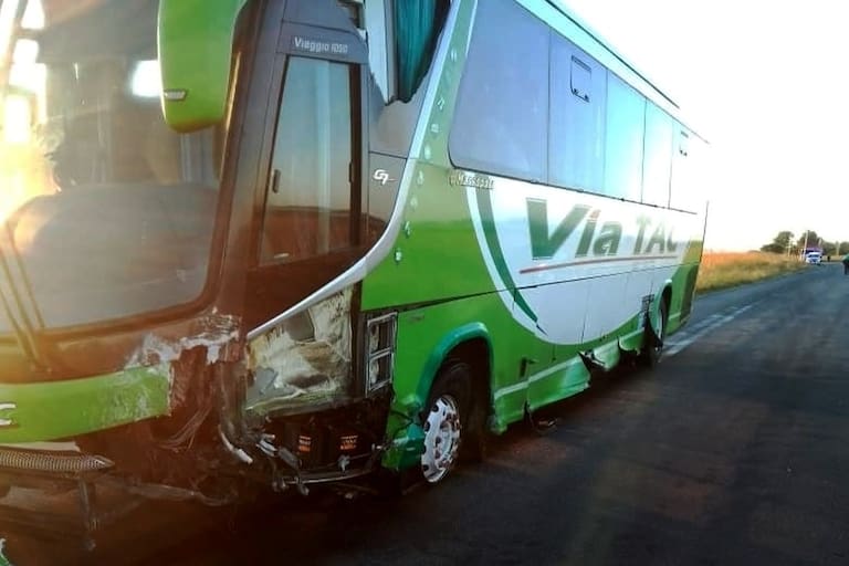 Chocaron un micro y un auto en la ruta 29: falleció un joven de 23 años