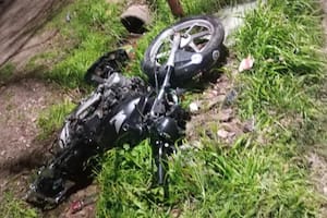 Viajaba en moto por el sur de La Plata, chocó contra una camioneta y murió