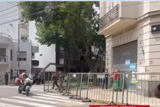 Un motociclista que se fugaba de la Policía chocó a un taxi: murió un peatón