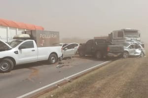 Un temporal de viento y tierra provocó dos choques en cadena y complicó el combate de incendios