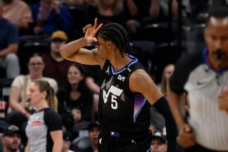 Ace Bailey encesta 7 triples y Jazz aplasta 128-96 a Bucks para cortar racha de 4 derrotas