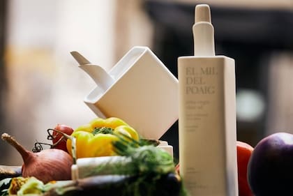 Aceite El Poaig en envase de cerámica.
