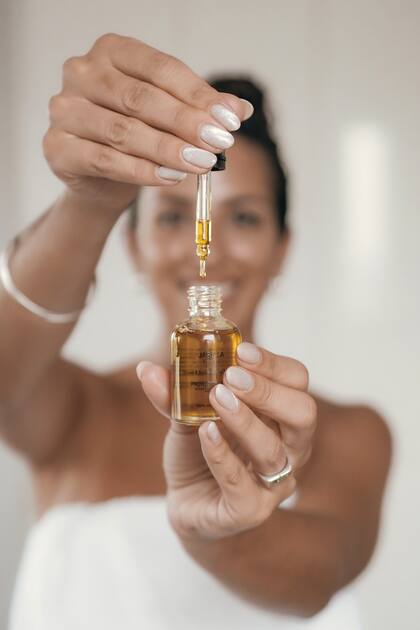 Aceite facial de noche con jarilla, jojoba, rosa mosqueta y retinol. Revitaliza la piel y al despertar se ve rejuvenecida.