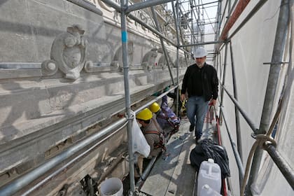 Posee cinco plantas y su sistema estructural es de mampostería y acero.