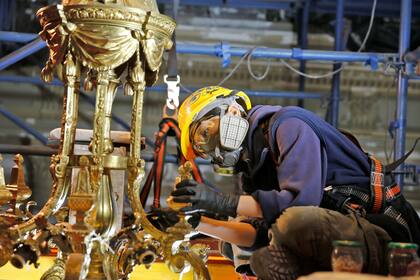 Al restaurar y limpiar las arañas se encontraron restos de nicotina de los habanos que los senadores fumaban en el interior del edificio.