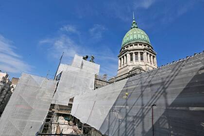 Desde julio pasado, una lona gris de más de 5000 metros cuadrados cubre la fachada principal del Palacio del Congreso.