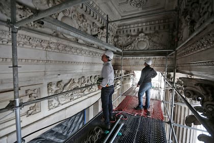 Proyectado con la magnificencia romana, ocupa en el barrio de Balvanera la manzana limitada por las avenidas Rivadavia y Entre Ríos y las calles Combate de los Pozos e Hipólito Yrigoyen
