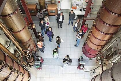 Acento francés. Jean Sébastien Robicquet (de traje), maestro destilador, explica el proceso de elaboración en la planta de Ciroc, en Cognac