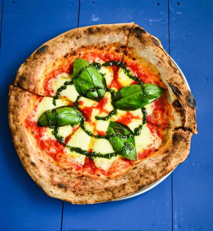 Acercate a Blu Napoletano para probar una pizza al típico estilo italiano.